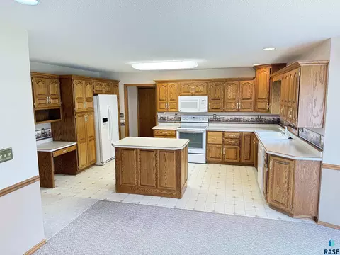 Kitchen - 308 E Wagner St, Marion, SD 57043 photo 2 of 3