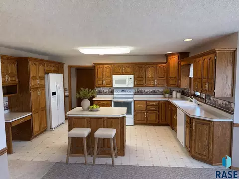 Kitchen - 308 E Wagner St, Marion, SD 57043 photo 4 of 6