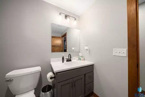 Bath - 1012 S Nicholas Ave, Brandon, SD 57005 photo 6 of 7