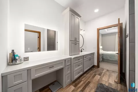 Bath - 1012 S Nicholas Ave, Brandon, SD 57005 photo 3 of 7