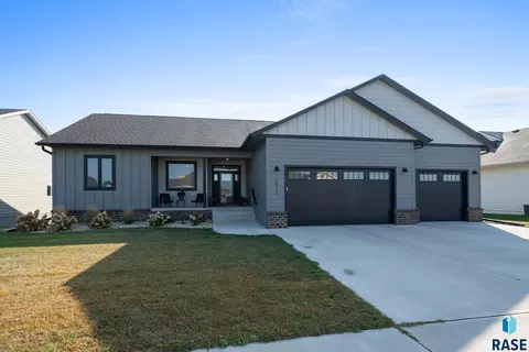 Exterior - 1012 S Nicholas Ave, Brandon, SD 57005 photo 4 of 10
