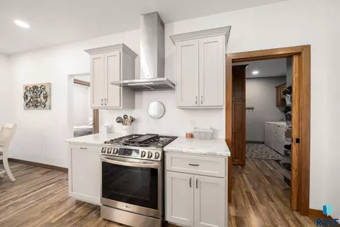 Kitchen - 1012 S Nicholas Ave, Brandon, SD 57005 photo 8 of 11