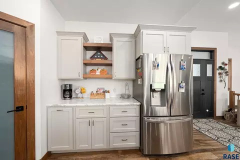 Kitchen - 1012 S Nicholas Ave, Brandon, SD 57005 photo 6 of 11