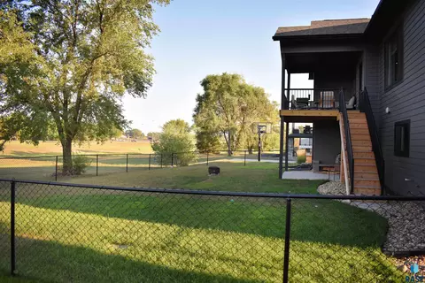 Exterior - 1012 S Nicholas Ave, Brandon, SD 57005 photo 13 of 16