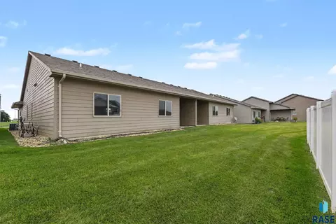 Exterior - 3513 E Bison Trl, Sioux Falls, SD 57108 photo 5 of 6