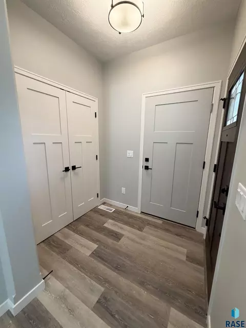 Entry Way - 5103 E 67th St, Sioux Falls, SD 57108 photo 1 of 2
