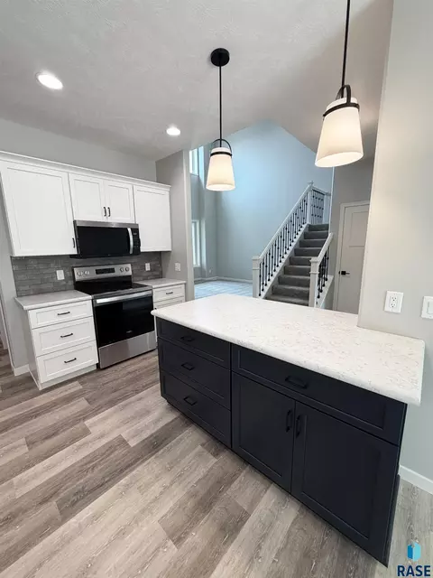 Kitchen - 5103 E 67th St, Sioux Falls, SD 57108 photo 3 of 3