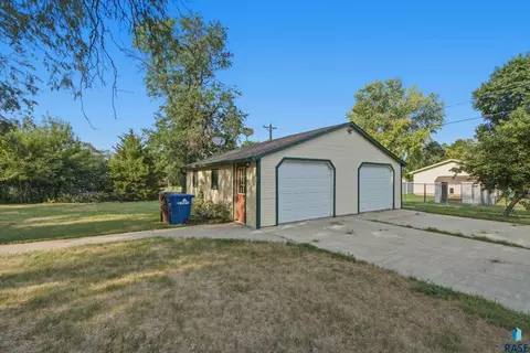 Exterior - 1120 S Duff St, Mitchell, SD 57301 photo 6 of 7