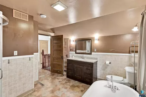 Bath - 1120 S Duff St, Mitchell, SD 57301 photo 4 of 5