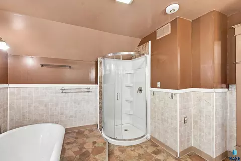 Bath - 1120 S Duff St, Mitchell, SD 57301 photo 3 of 5
