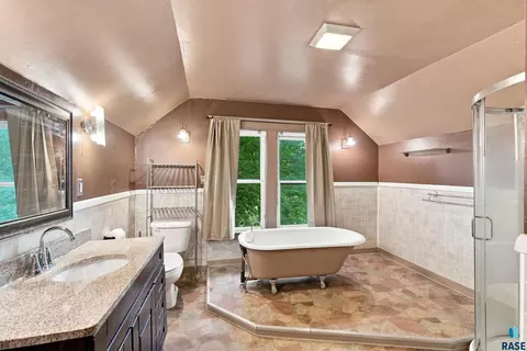 Bath - 1120 S Duff St, Mitchell, SD 57301 photo 2 of 5