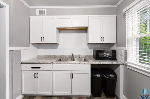 Kitchen - 101 E 103 E 31st St, Sioux Falls, SD 57105 photo 2 of 3