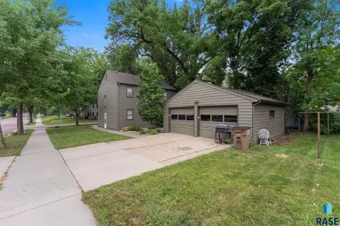 Exterior - 101 E 103 E 31st St, Sioux Falls, SD 57105 photo 6 of 10