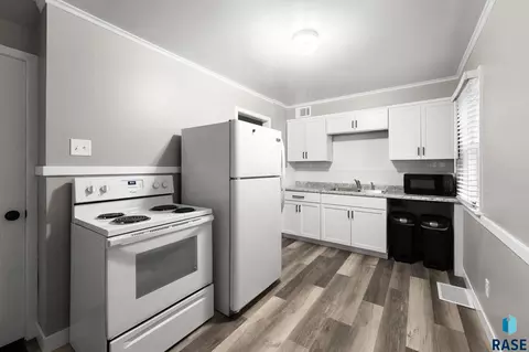 Kitchen - 101 E 103 E 31st St, Sioux Falls, SD 57105 photo 1 of 3