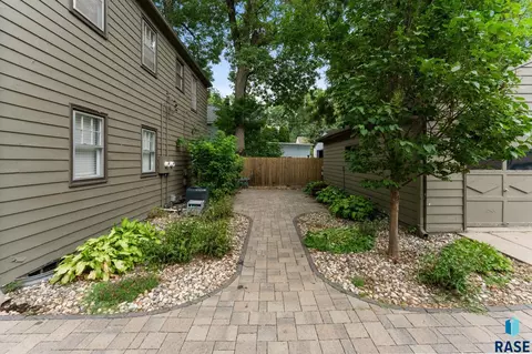 Exterior - 101 E 103 E 31st St, Sioux Falls, SD 57105 photo 5 of 10