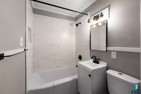Bath - 101 E 103 E 31st St, Sioux Falls, SD 57105 photo 1 of 1
