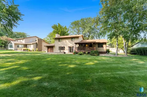 Exterior - 2433 E Stanton Dr, Sioux Falls, SD 57103 photo 4 of 8