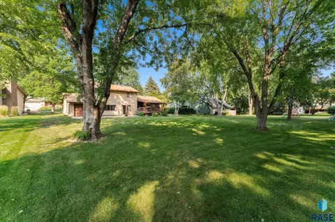 Exterior - 2433 E Stanton Dr, Sioux Falls, SD 57103 photo 5 of 8