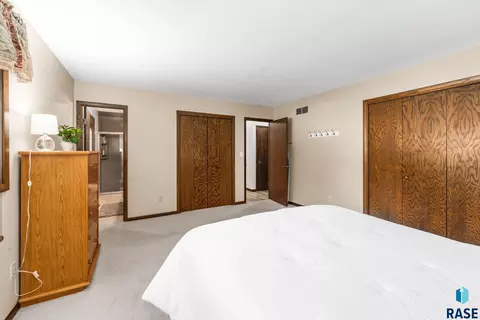 Bedroom - 2433 E Stanton Dr, Sioux Falls, SD 57103 photo 2 of 4