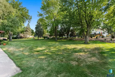 Exterior - 2433 E Stanton Dr, Sioux Falls, SD 57103 photo 6 of 8