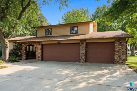 Exterior - 2433 E Stanton Dr, Sioux Falls, SD 57103 photo 7 of 8