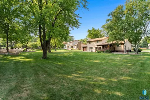 Exterior - 2433 E Stanton Dr, Sioux Falls, SD 57103 photo 3 of 8