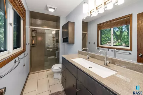 Bath - 2433 E Stanton Dr, Sioux Falls, SD 57103 photo 2 of 3