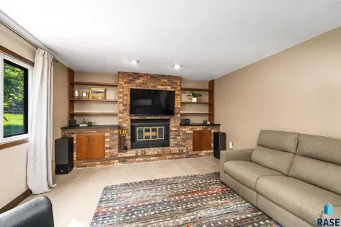 Living - 2433 E Stanton Dr, Sioux Falls, SD 57103 photo 6 of 6