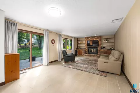 Living - 2433 E Stanton Dr, Sioux Falls, SD 57103 photo 5 of 6
