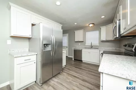 Kitchen - 501 S 5th Ave, Brandon, SD 57005 photo 4 of 4
