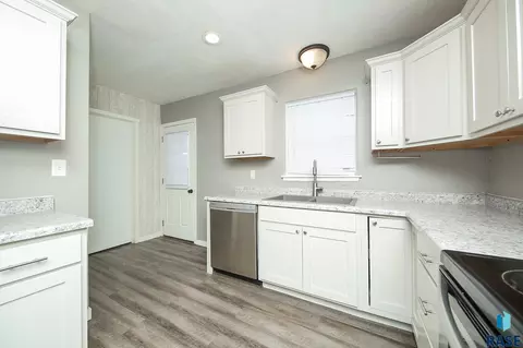Kitchen - 501 S 5th Ave, Brandon, SD 57005 photo 3 of 4