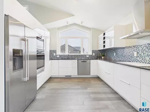 Kitchen - 6500 E Steamboat Trl, Sioux Falls, SD 57110 photo 3 of 5