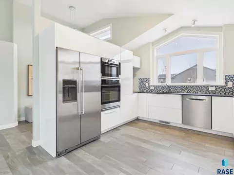 Kitchen - 6500 E Steamboat Trl, Sioux Falls, SD 57110 photo 2 of 5