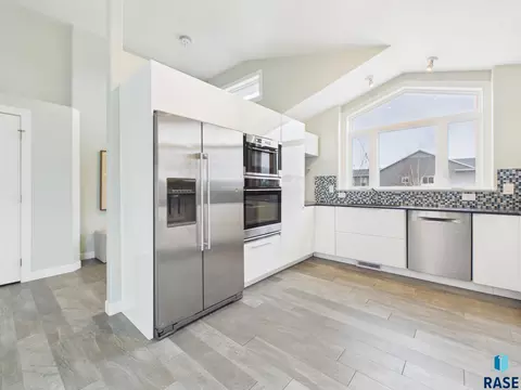 Kitchen - 6500 E Steamboat Trl, Sioux Falls, SD 57110 photo 4 of 5