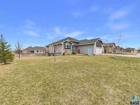 Exterior - 6500 E Steamboat Trl, Sioux Falls, SD 57110 photo 3 of 5