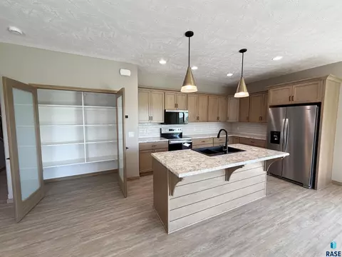 Kitchen - 5119 E 67th St, Sioux Falls, SD 57108 photo 2 of 4