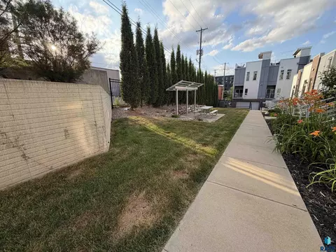 Exterior - 226 E Residence Pl, Sioux Falls, SD 57104 photo 3 of 3
