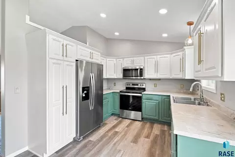Kitchen - 4404 E Steeple Cir, Sioux Falls, SD 57103 photo 2 of 2