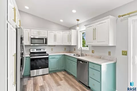 Kitchen - 4404 E Steeple Cir, Sioux Falls, SD 57103 photo 1 of 2