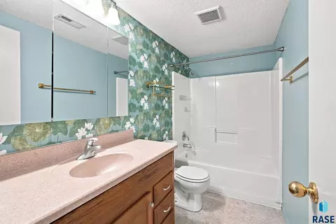 Bath - 4404 E Steeple Cir, Sioux Falls, SD 57103 photo 2 of 2