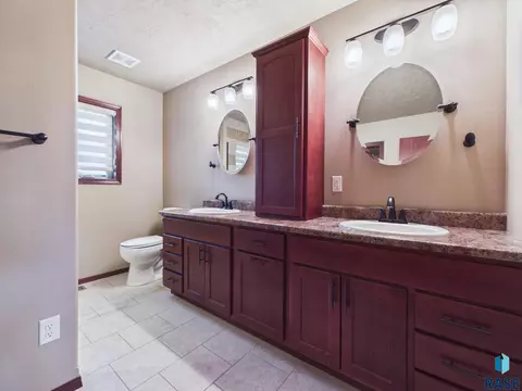 Bath - 2900 E Indigo Pl, Sioux Falls, SD 57108 photo 3 of 4
