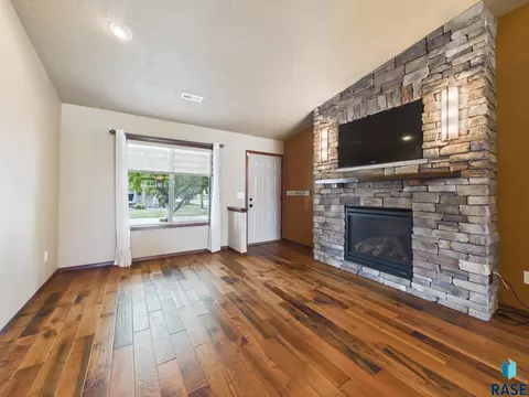 Living - 2900 E Indigo Pl, Sioux Falls, SD 57108 photo 3 of 6