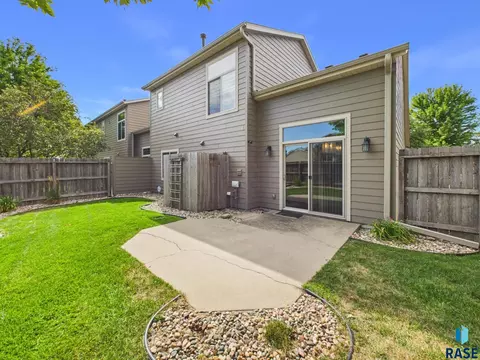 Exterior - 2900 E Indigo Pl, Sioux Falls, SD 57108 photo 3 of 6