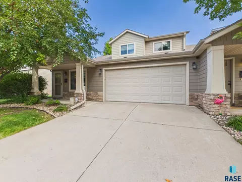 Exterior - 2900 E Indigo Pl, Sioux Falls, SD 57108 photo 4 of 6