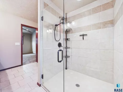Bath - 2900 E Indigo Pl, Sioux Falls, SD 57108 photo 2 of 4
