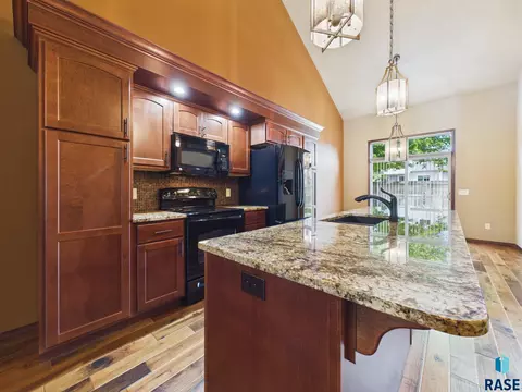 Kitchen - 2900 E Indigo Pl, Sioux Falls, SD 57108 photo 2 of 2