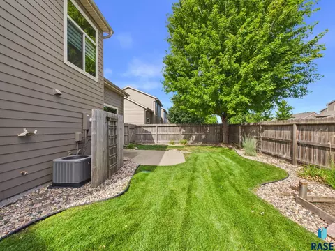 Exterior - 2900 E Indigo Pl, Sioux Falls, SD 57108 photo 5 of 6