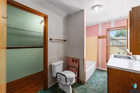 Bath - 804 E 5th St, Canton, SD 57013 photo 1 of 1