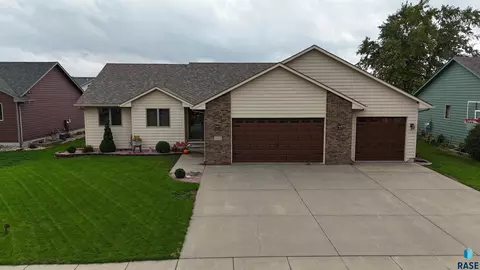 809 E Leslie Dr, Garretson, SD 57030
