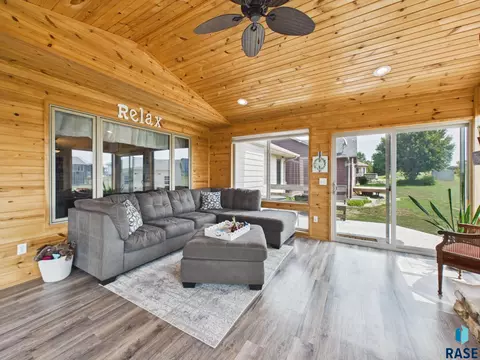Exterior - 809 E Leslie Dr, Garretson, SD 57030 photo 6 of 7